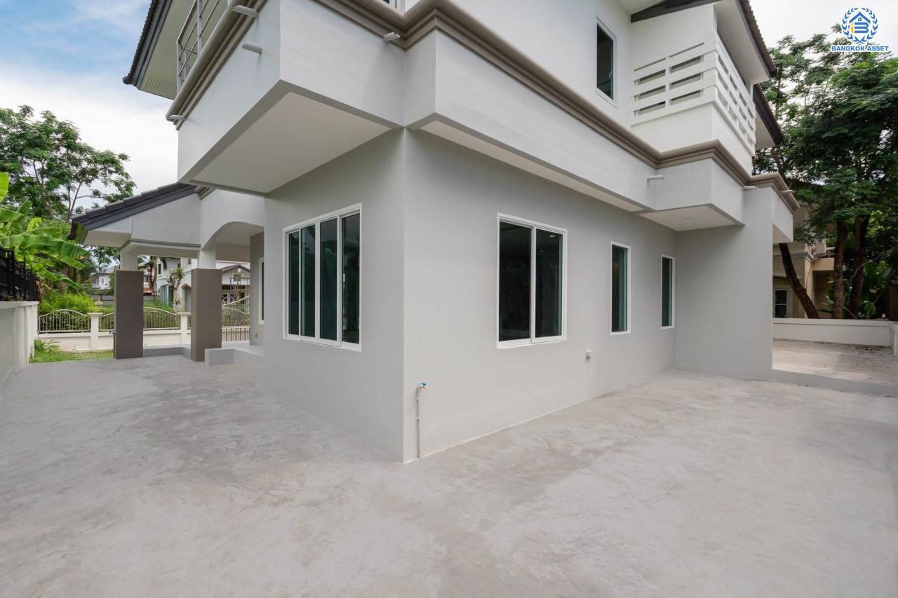 บ้านมือสองตกแต่งใหม่ ม.ราชพฤกษ์ บางบอน4 หลังมุม ตกแต่งหรูหรา เนื้อที่ 102 ตร.ว. ฟังก์ชัน 3 ห้องนอน 3 ห้องน้ำ จอดรถได้ 4 คัน พื้นที่สนามหญ้ากว้างกว่า 106 ตร.ม. บนทำเลศักยภาพ เชื่อมต่อหลายเส้นทาง ใกล้เดอะมอลล์บางแค จุดขึ้นทางด่วน "เพชรเกษม" และรถไฟฟ้าสายสีน้ำเงิน "สถานีหลักสอง"